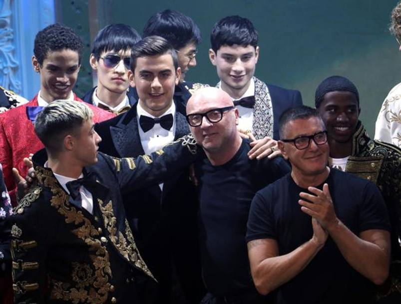 Dybala con Domenico Dolce e Stefano Gabbana. Ansa